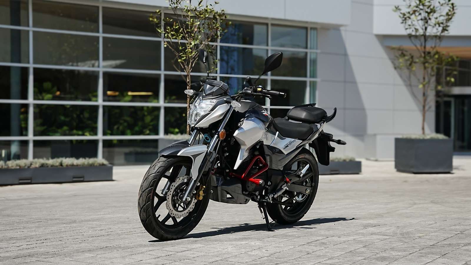 Cómo aprender a frenar en moto en emergencia antes de salir a carretera