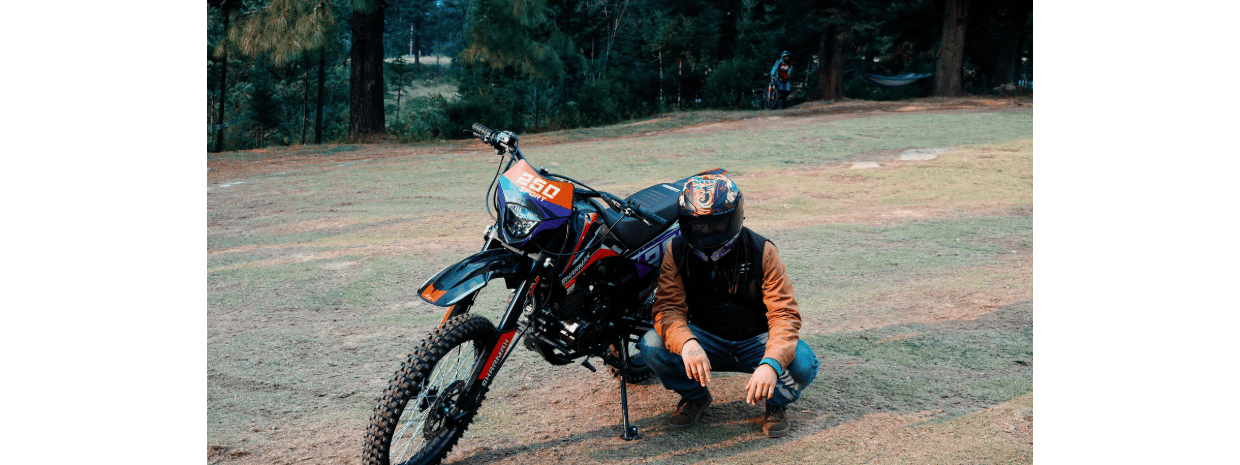 Motociclista tomando un descanso después de un servicio completo a su moto Sport 250