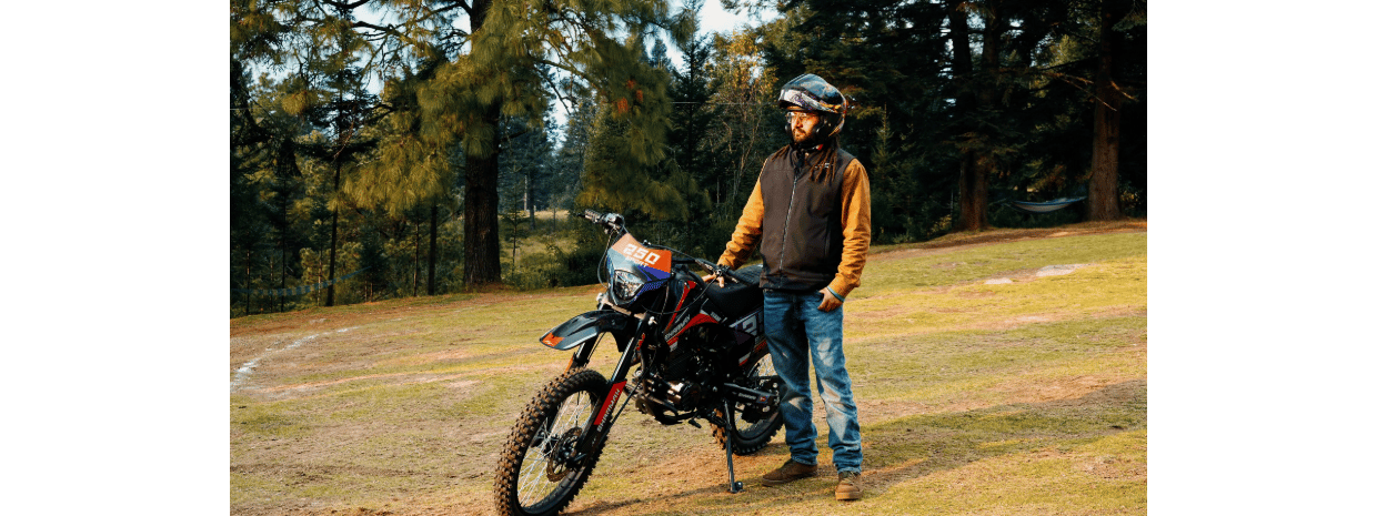 Moto Sport 250 y motociclista después de un servicio completo
