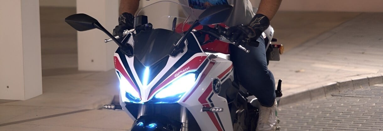 أداء بمحرك ثنائي الأسطوانات