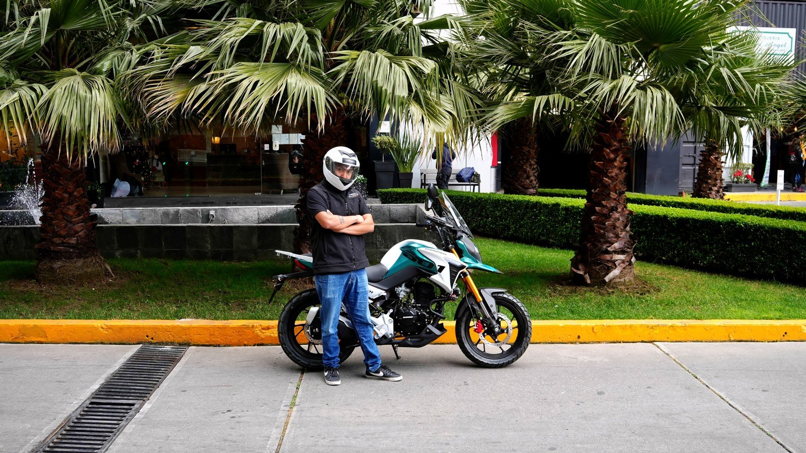 Enduro 250cc para caminos rurales dañados: resistencia real donde las vialidades no existen