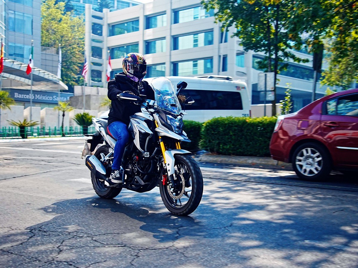Motos para tráfico pesado en CDMX y Guadalajara que sí aguantan el día a día