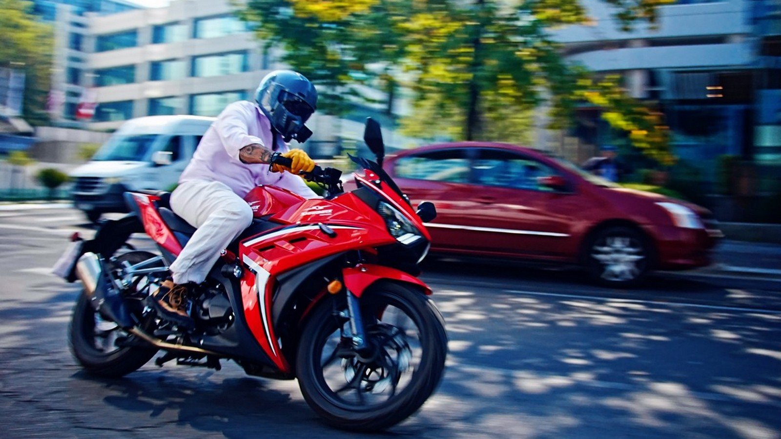 Cómo usar tu moto 300cc en ciudad para ahorrar gasolina (3 hábitos que bajan consumo)