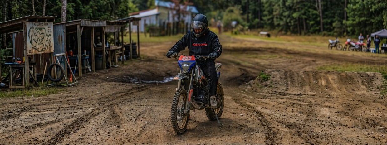 sport 250 maneja por motociclista en terracería