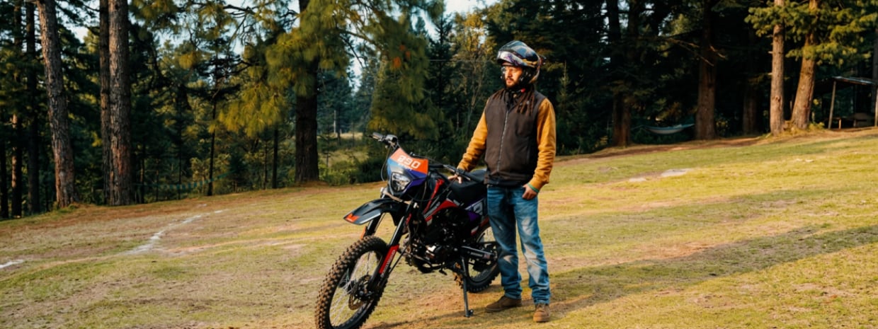 Moto Sport 250 y motociclista después de un servicio completo