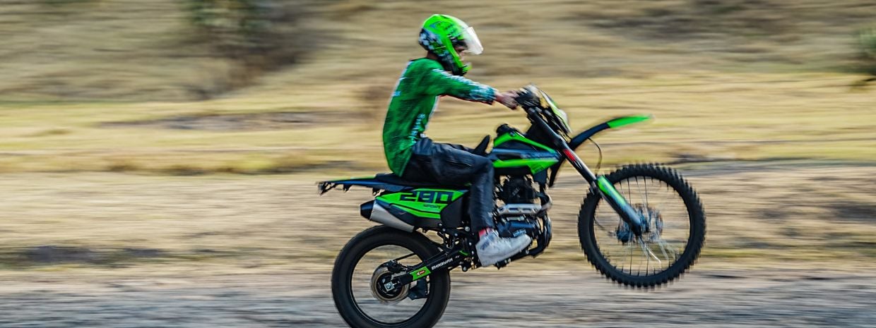 motorista levantando goma en Sport 280