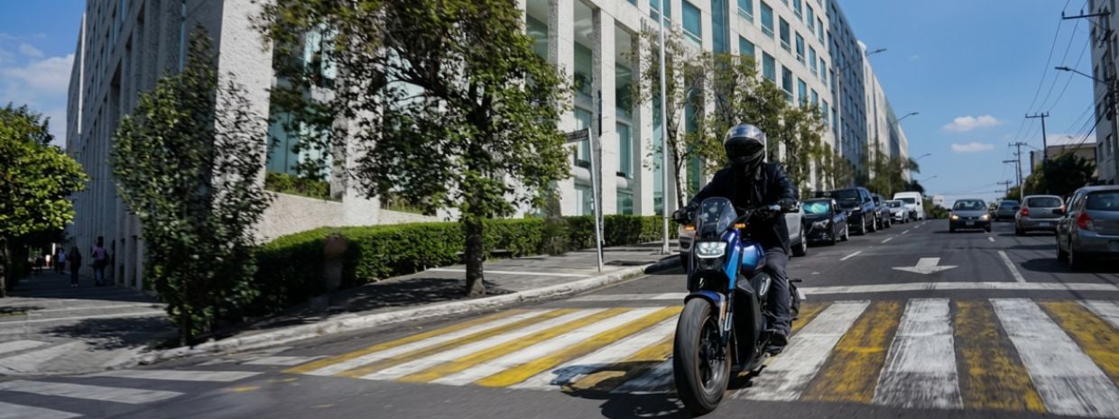 moto RR771 azul rodando una calle