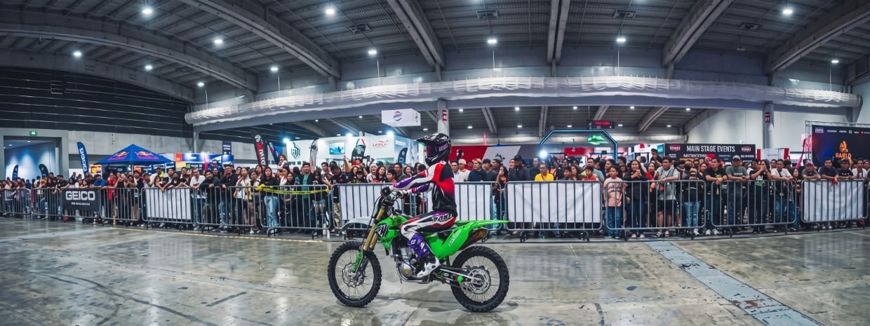 Exhibición en salón grande de Expert Pro 300 verde 