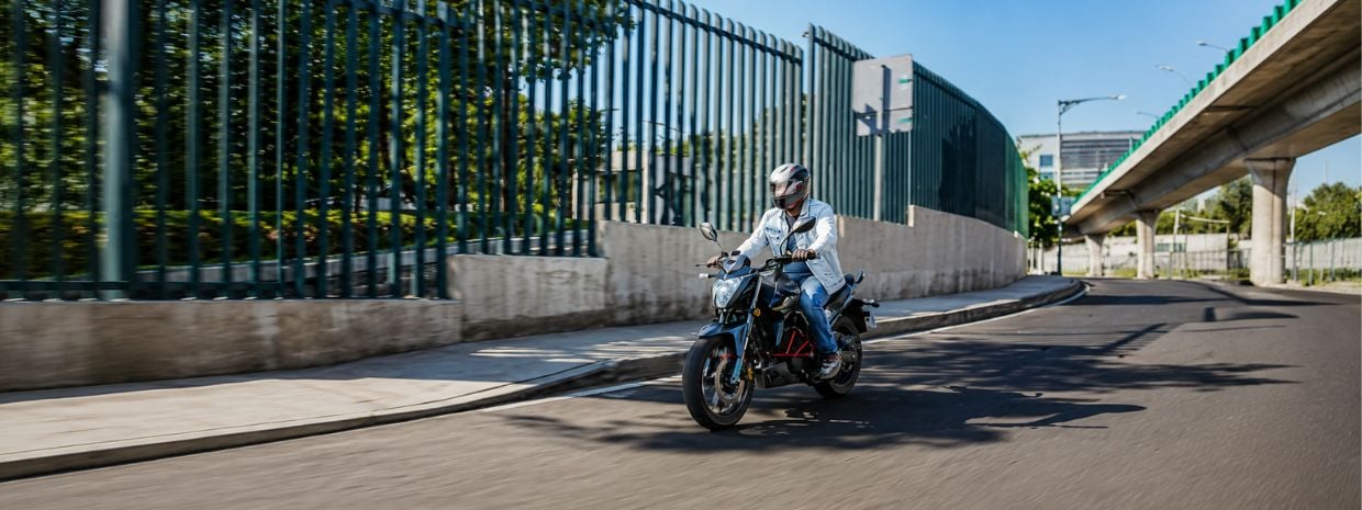 street bike 250 max rodando por la avenida