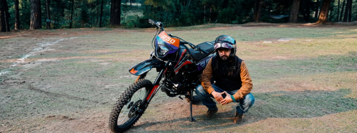 Motociclista tomando un descanso después de un servicio completo a su moto Sport 250
