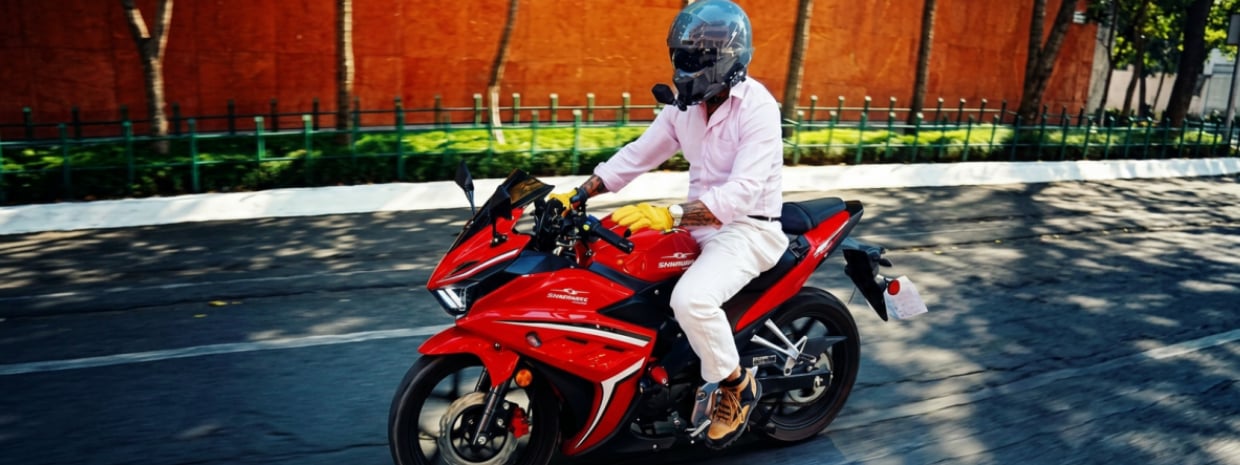 "Detalle de perfil lateral de una llanta de motocicleta de alto rendimiento sobre asfalto seco."
