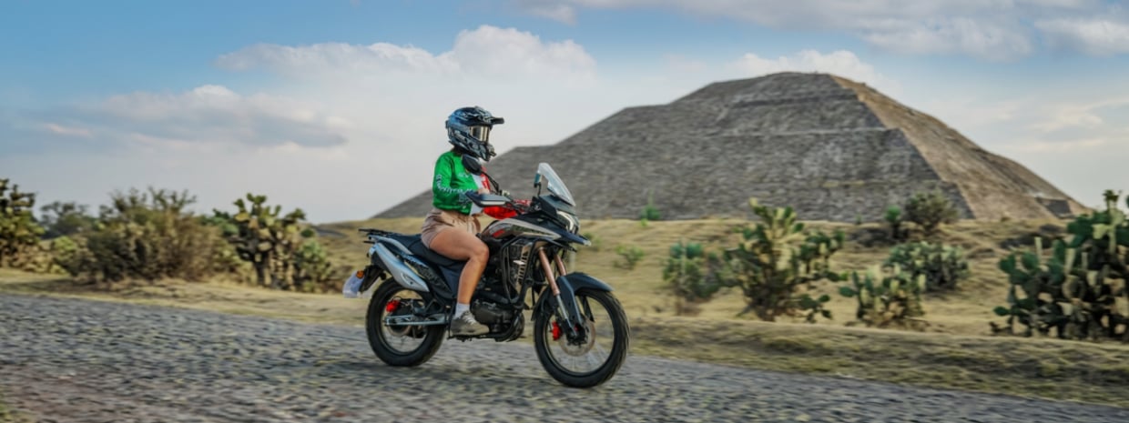 Mujer en moto enduro 330 después de mantenimiento