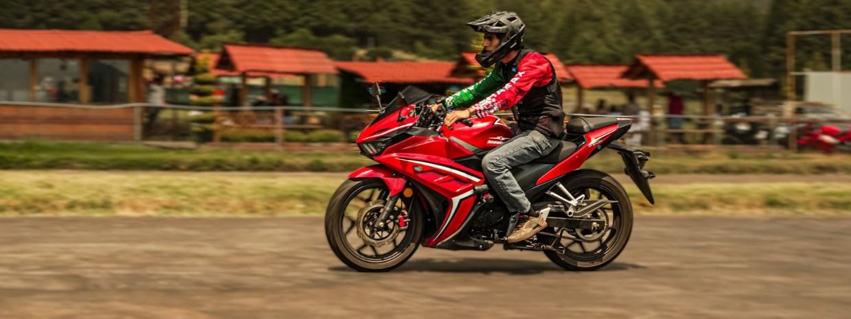 moto roja motorista probando si una moto tiene buen motor
