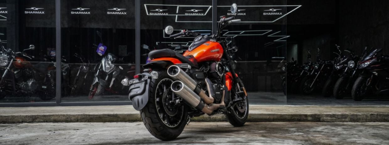 Importancia del ABS moto naranja en tienda de Sharmax en México