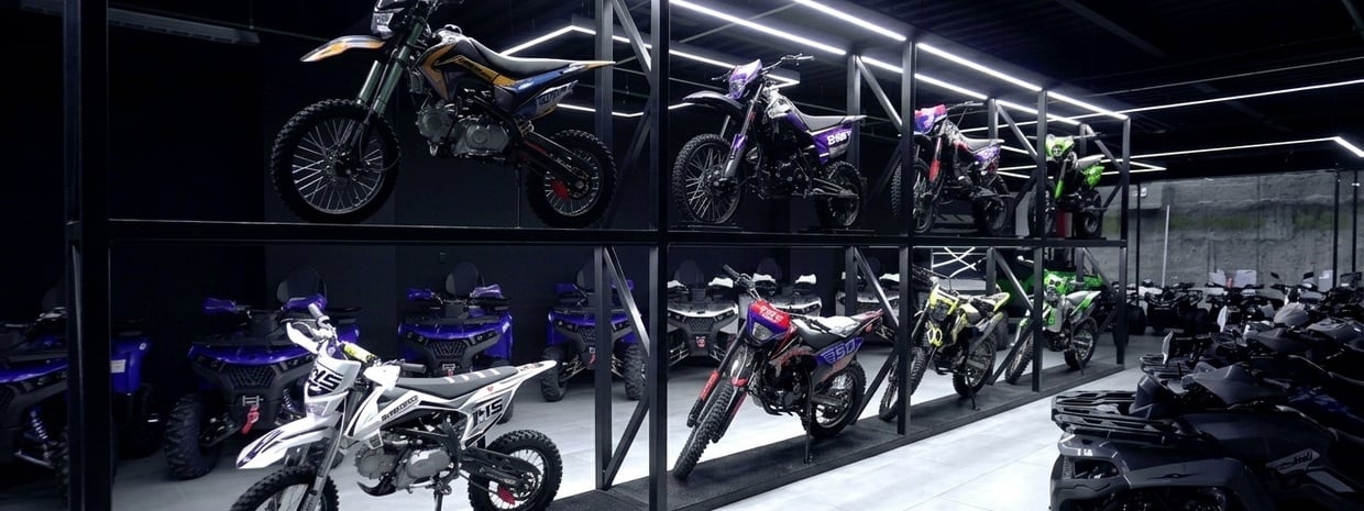 tienda de Sharmax con motos y atv en un gran salón 