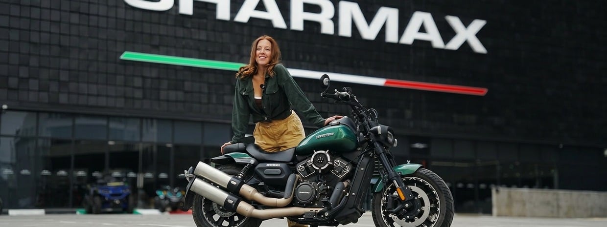 muchacha al lado de la RR 661 Jony