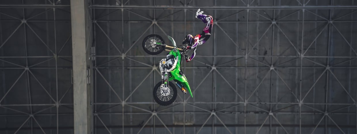 show de acrobacias,vuelta en el aire en una Expert Pro 300 verde 