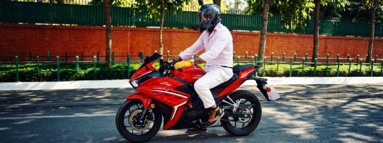 moto GP 301 latina roja por avenida de México