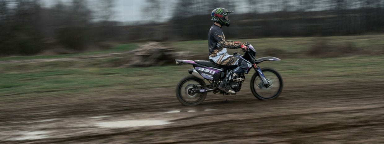 Sport 230 por terreno con lodo