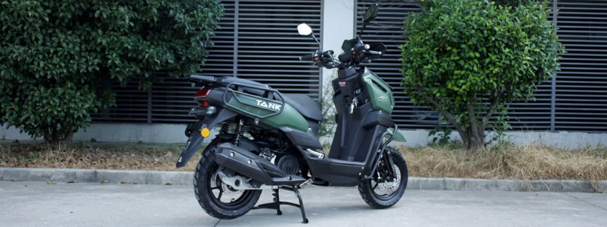 vista frontal sobre pavimento Scooter Tank 150