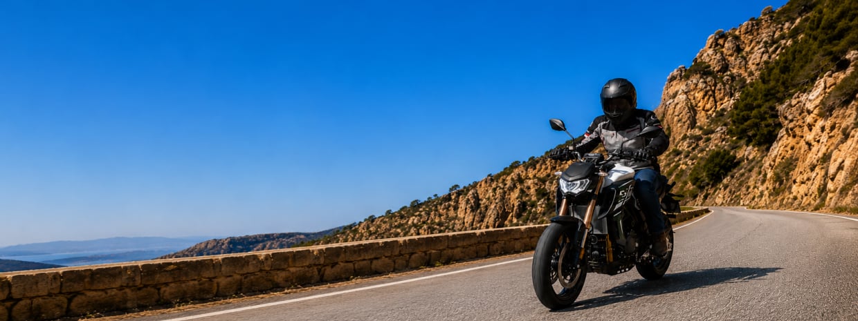 Elegir una moto según el uso Motociclista circulando en una carretera de montaña con una motocicleta